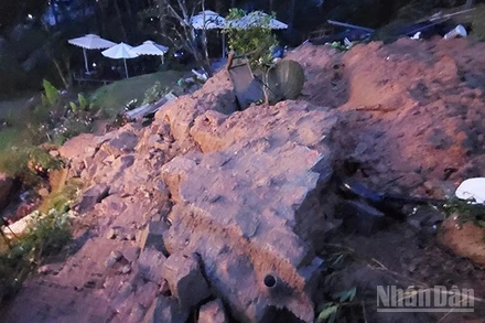 Hiện trường vụ sạt lở ta-luy nghiêm trọng, đất đá vùi lấp khiến 2 người tử vong.