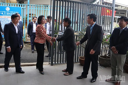 Phó Chủ tịch Quốc hội Nguyễn Thị Thanh thăm, tặng quà gia đình chính sách tại Lâm Đồng.