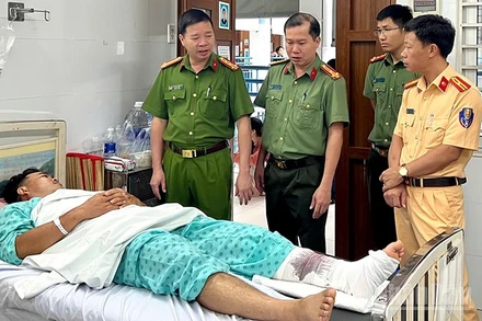 Đại tá Nguyễn Tường Vũ (bên trái) đến thăm hỏi, động viên Trung tá Nguyễn Hoàng Trung đang điều trị tại Bệnh viện Chấn thương chỉnh hình Thành phố Hồ Chí Minh.