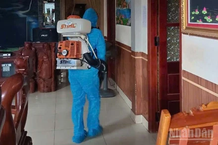 Cơ quan chức năng tổ chức phun hóa chất xử lý ổ dịch sốt xuất huyết tại nhà dân ở tỉnh Lâm Đồng.