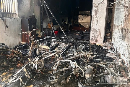 Vụ hỏa hoạn khiến 4 xe máy, 1 xe đạp điện và nhiều tài sản bị thiêu rụi hoàn toàn.