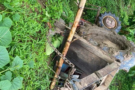 Hiện trường lật máy cày khiến thanh niên làm thuê thiệt mạng.