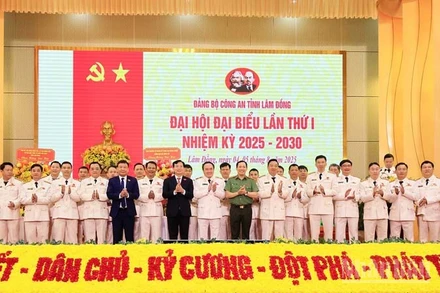 Lãnh đạo Bộ Công an, lãnh đạo tỉnh Lâm Đồng chụp ảnh lưu niệm cùng Ban Chấp hành Đảng bộ Công an tỉnh Lâm Đồng nhiệm kỳ 2025-2030.