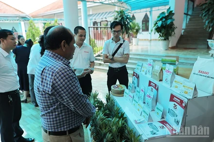 Đại biểu tham quan gian hàng trưng bày các sản phẩm nông nghiệp đặc trưng của huyện Đam Rông bên lề hội thảo.