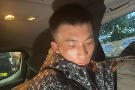 Nghi phạm cướp tiệm vàng Nguyễn Tuấn Hùng bị bắt tại sân bay Liên Khương.