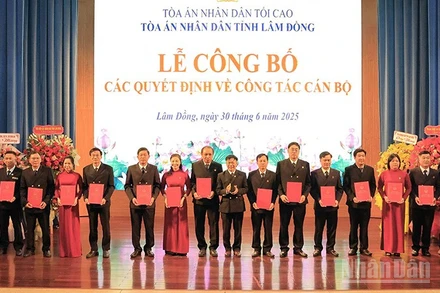 Đồng chí Nguyễn Văn Thanh, Chánh án Tòa án nhân dân tỉnh Lâm Đồng trao các quyết định về công tác cán bộ.