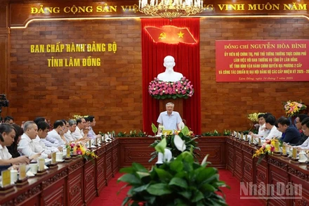 Quang cảnh buổi làm việc.