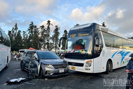 Hiện trường 4 ô-tô va chạm liên hoàn tại vòng xoay chợ đêm Đà Lạt.