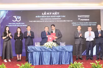 Đại học Quốc gia Thành phố Hồ Chí Minh ký kết biên bản hợp tác với doanh nghiệp. (Ảnh CTV)
