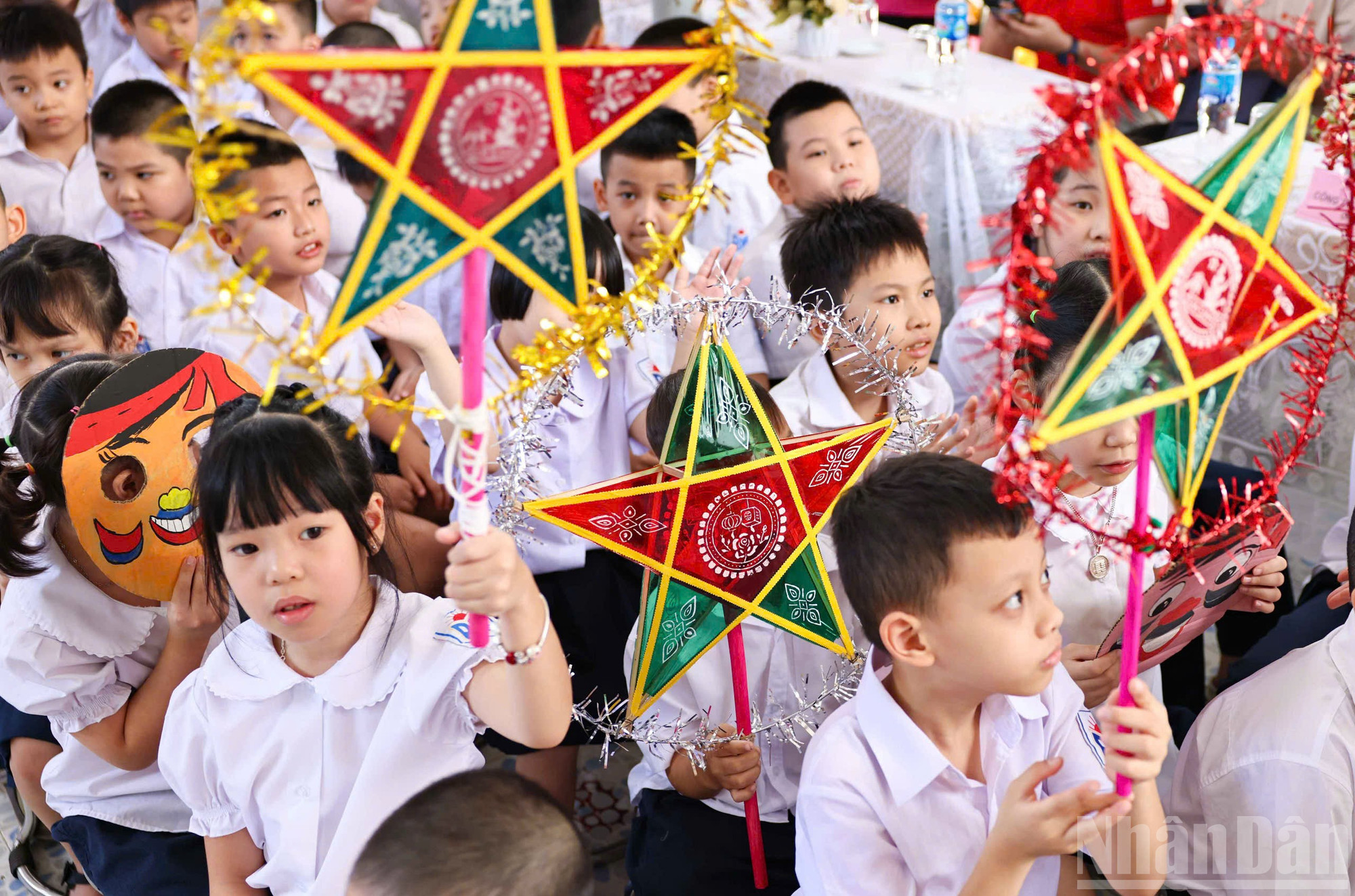 Gần 300 học sinh Trường tiểu học Bình Minh (Hà Nội) cùng tham dự chương trình “Vui hội trăng rằm” được tổ chức vào ngày 3/10, với các hoạt động vui tươi, bổ ích, nhiều niềm vui lan tỏa. ndo_br_2c2240cc6143eb1db2521.jpg