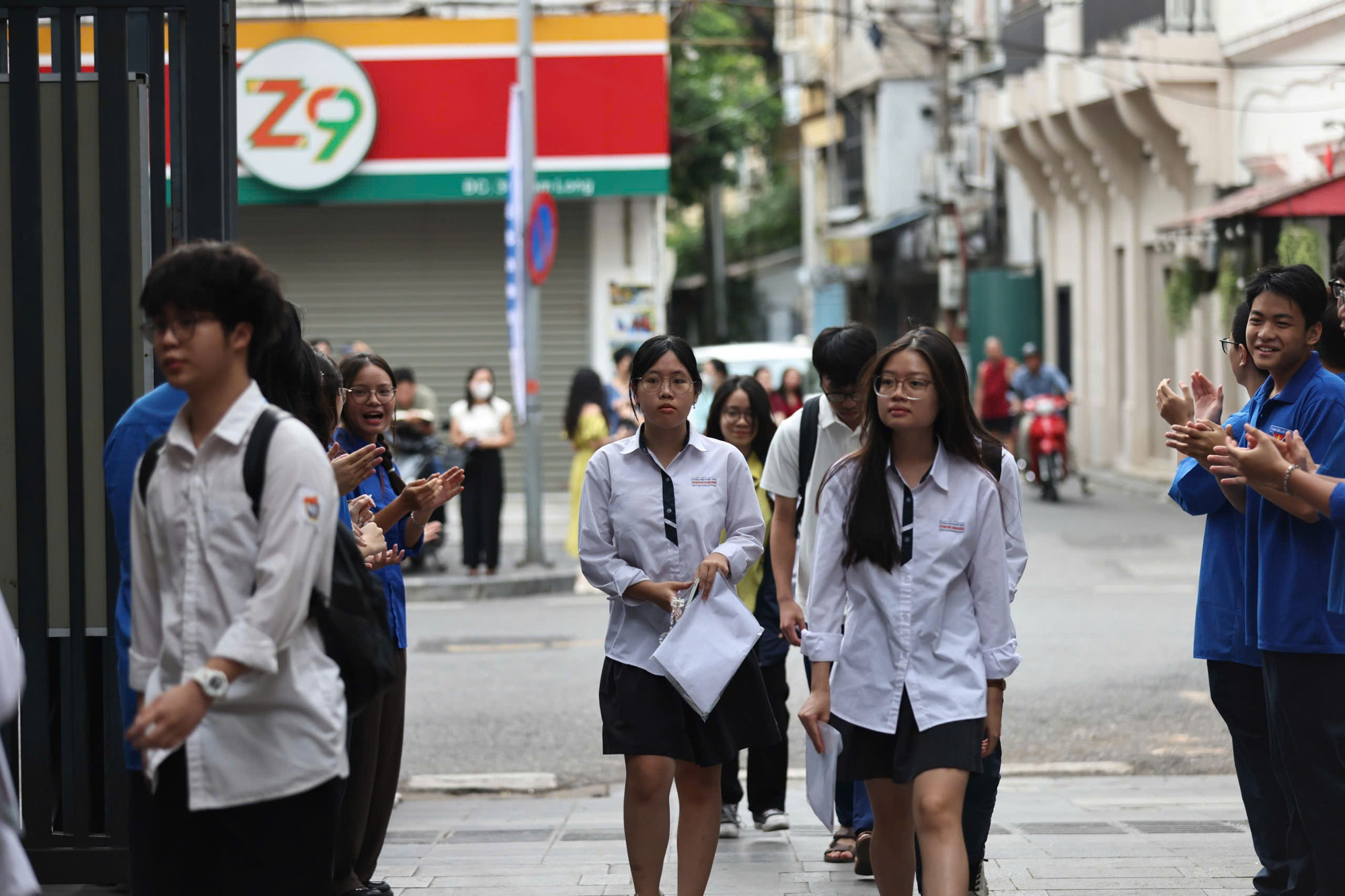 Thí sinh đến Điểm thi sáng ngày 27/6 Thí sinh đến Điểm thi sáng ngày 27/6
