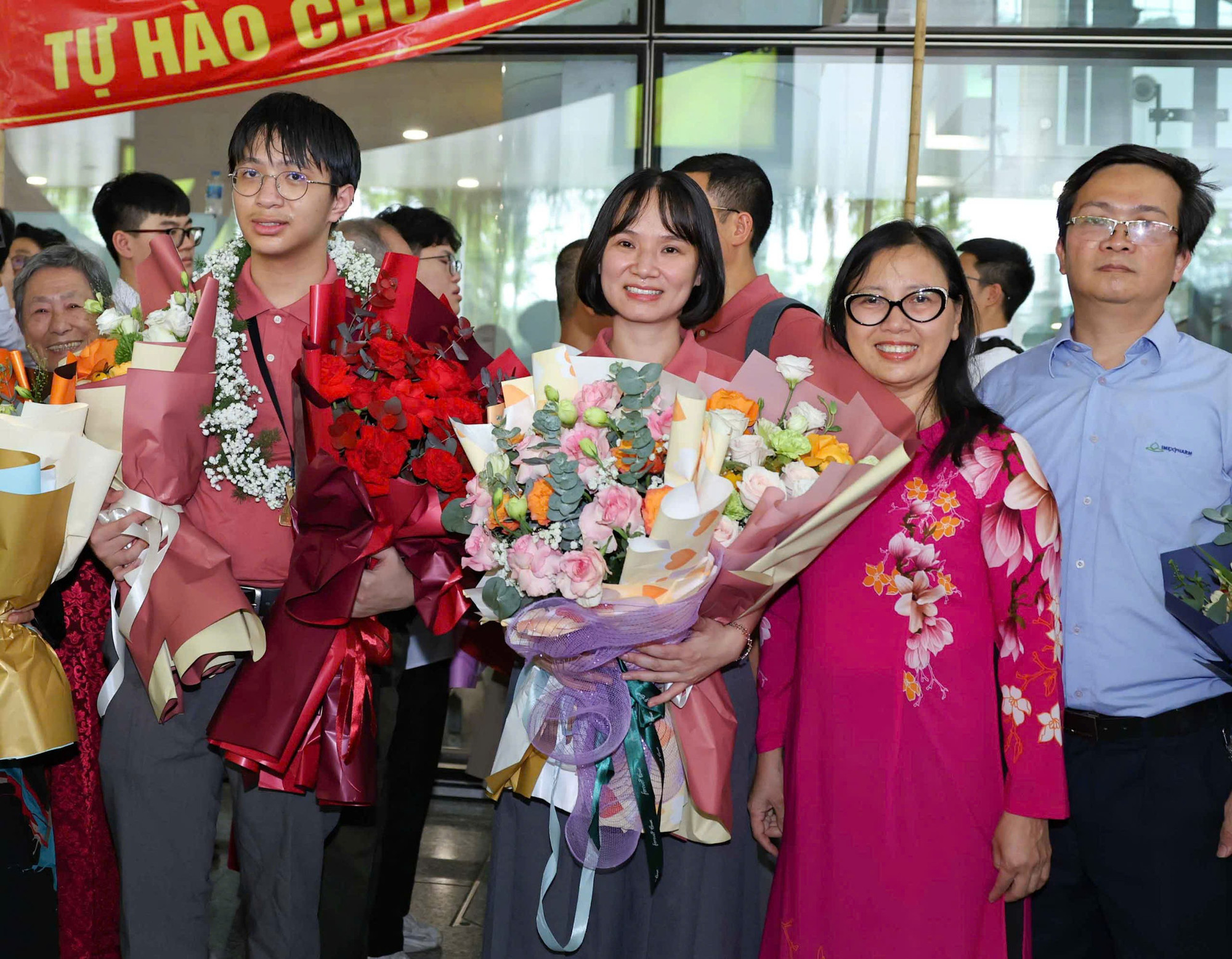 Phó Giáo sư, Tiến sĩ Nguyễn Thị Thu Hà (thứ 2, từ trái sang) và Nguyễn Mạnh Tuấn (bên trái ảnh). 025a830ddafc6ca235ed6.jpg