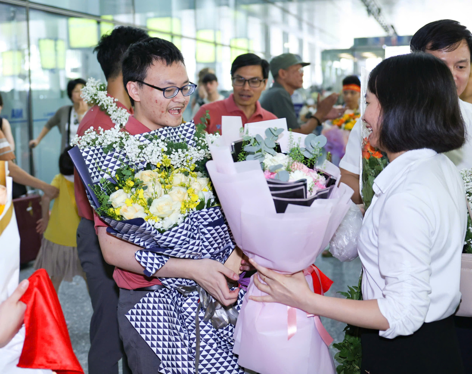 Nguyễn Hoàng Khôi nhận hoa chúc mừng, chia vui cùng người thân và thầy cô, bạn bè. b6b99321b3d0058e5cc14.jpg