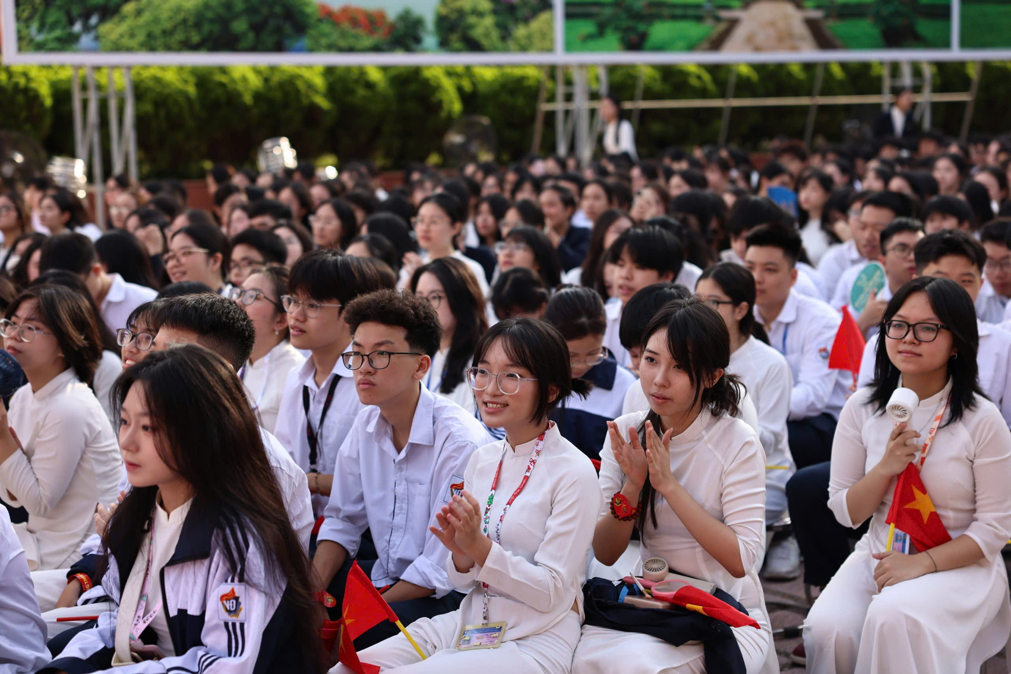 Những gương mặt hân hoan, tự tin hướng tới một năm học hiệu quả, chất lượng mang theo tinh thần đổi mới, sáng tạo. d46b292df61f7d41240e17.jpg