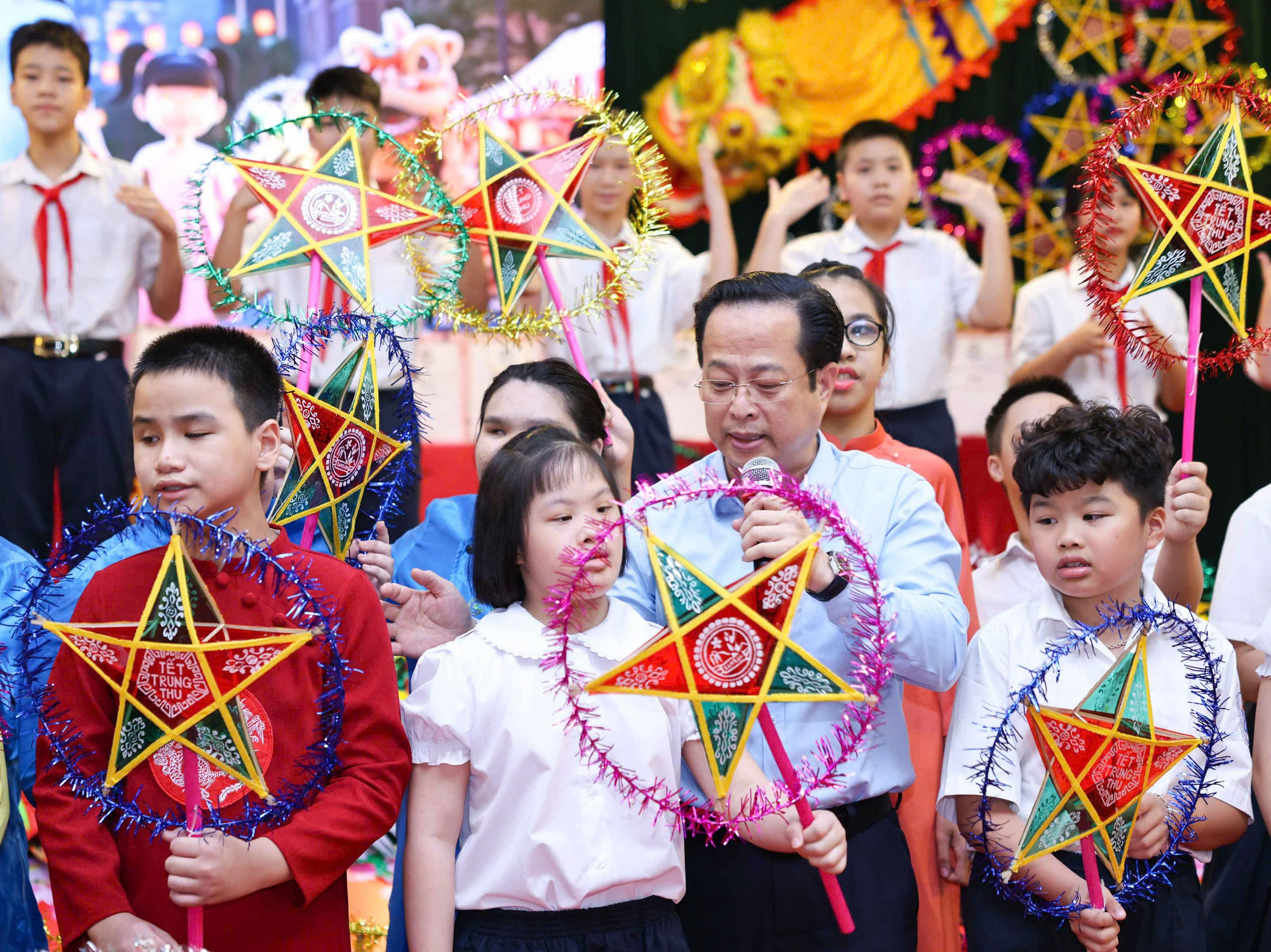 Giám đốc Sở Giáo dục và Đào tạo Hà Nội Trần Thế Cương cùng các học sinh trong chương trình "Vầng trăng yêu thương" do Sở Giáo dục và Đào tạo Hà Nội tổ chức ngày 2/10. 8bcaef480bc78199d8d614.jpg