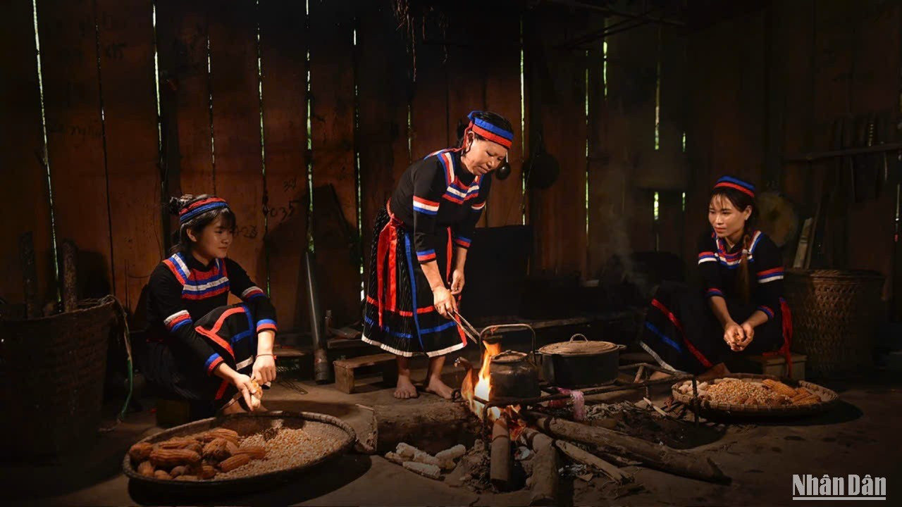 Phụ nữ người Thủy ở tỉnh Tuyên Quang. (Ảnh: VŨ LINH) 