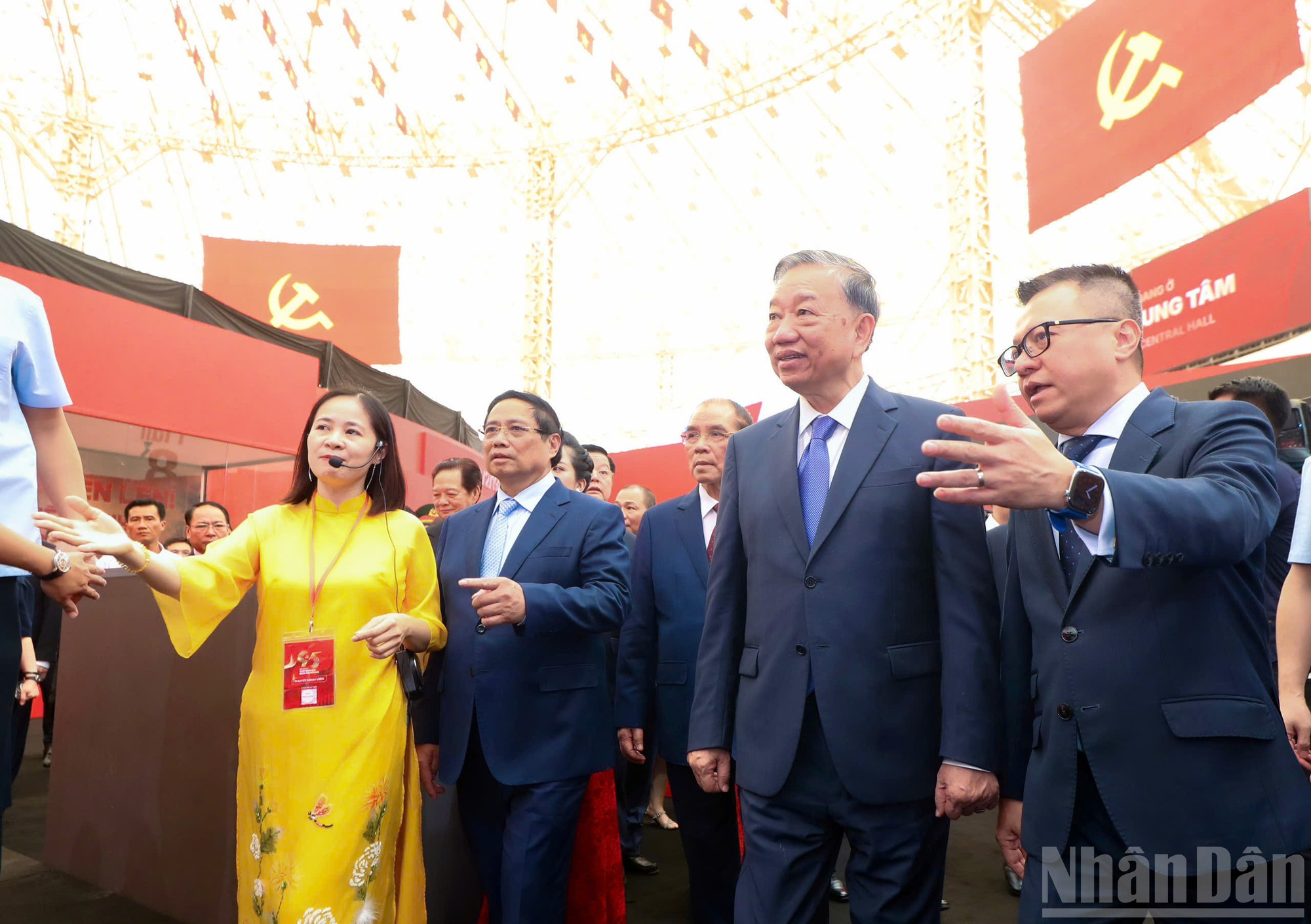 Đồng chí Lê Quốc Minh, Ủy viên Trung ương Đảng, Tổng Biên tập Báo Nhân Dân, Phó Trưởng Ban Tuyên giáo và Dân vận Trung ương, Chủ tịch Hội Nhà báo Việt Nam giới thiệu với Tổng Bí thư Tô Lâm, Thủ tướng Phạm Minh Chính và các đồng chí lãnh đạo, nguyên lãnh đạo Đảng, Nhà nước về Triển lãm "95 năm Cờ Đảng soi đường". (Ảnh: THÀNH ĐẠT) ndo_br_35d5c3c02896a3c8fa87.jpg