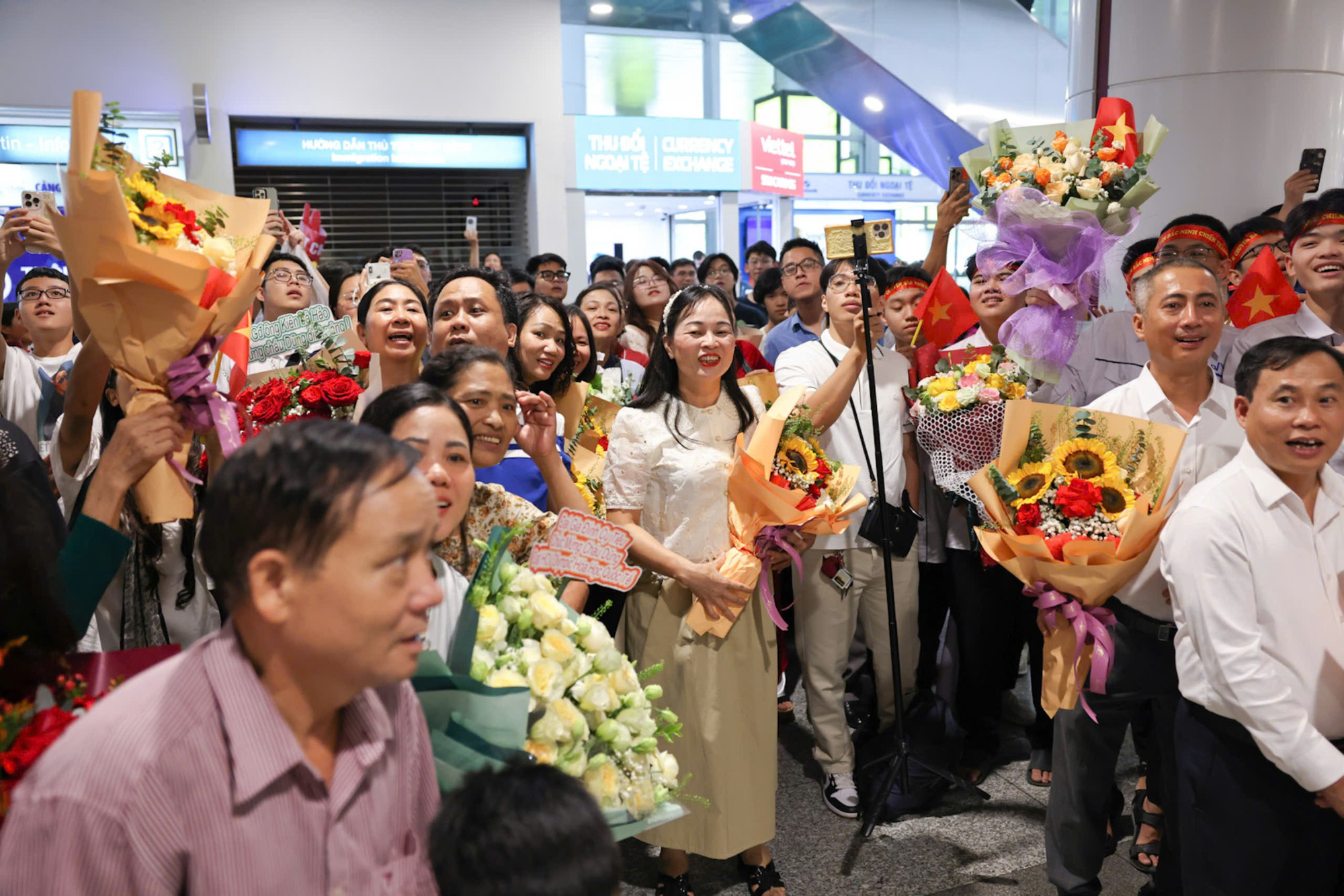 Gia đình, thầy cô, cùng bạn bè của các thành viên đội tuyển đã có mặt từ sớm tại Sân bay quốc tế Nội Bài để đón mừng. cb1302f822099457cd181.jpg