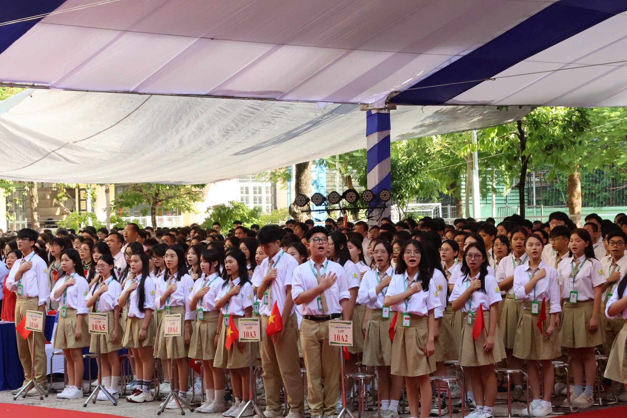 Học sinh khối lớp 10 Trường THPT Phan Huy Chú - Đống Đa (Hà Nội). 1b1381fc20ceab90f2df.jpg