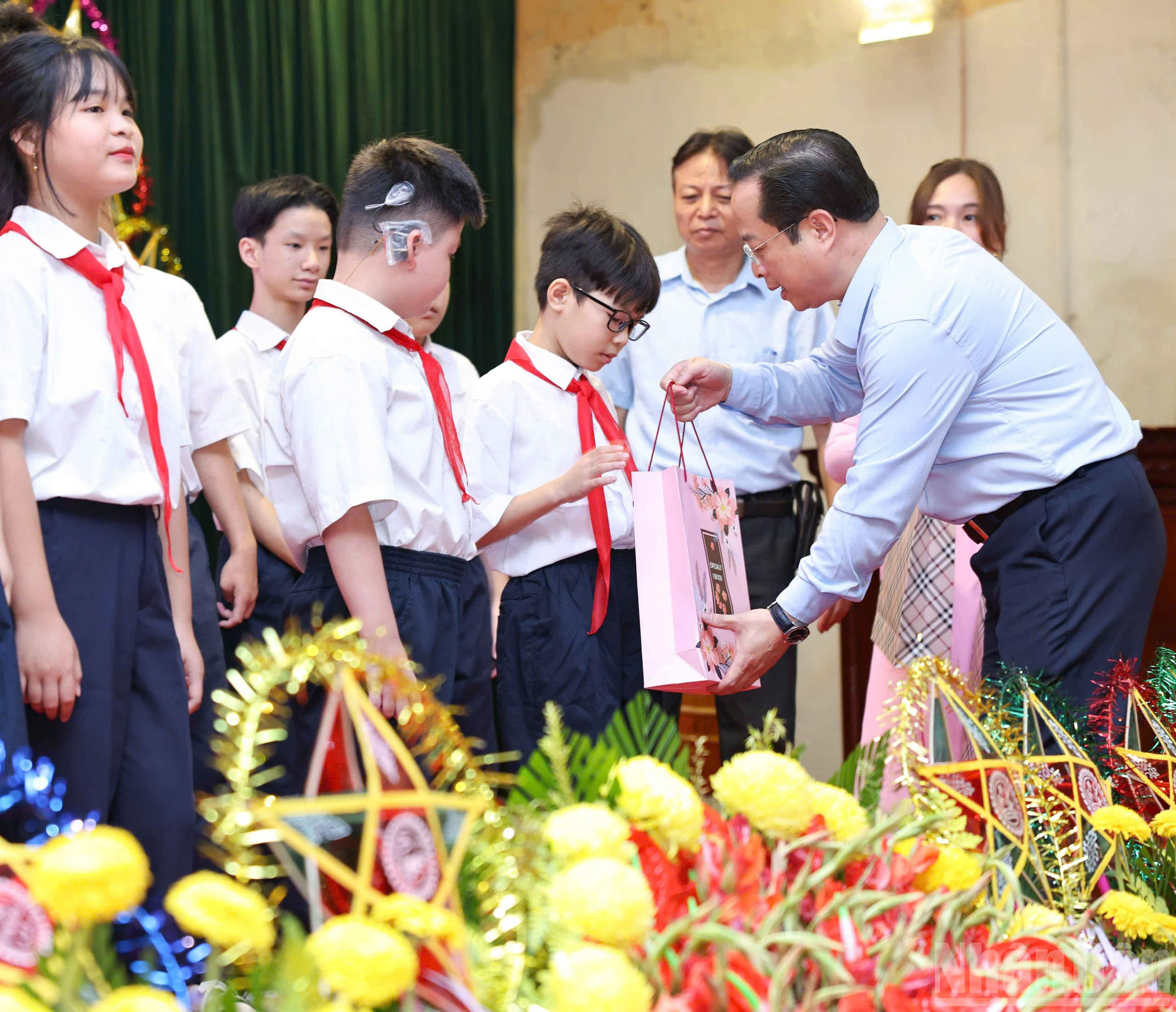 Dịp này, Sở Giáo dục và Đào tạo Hà Nội đã tổ chức thăm, tặng quà cho 700 em học sinh đang học tập tại các trường chuyên biệt của thành phố: Tiểu học Bình Minh, Phổ thông cơ sở Xã Đàn, Phổ thông cơ sở Nguyễn Đình Chiểu. ndo_br_90585178518948855217.jpg