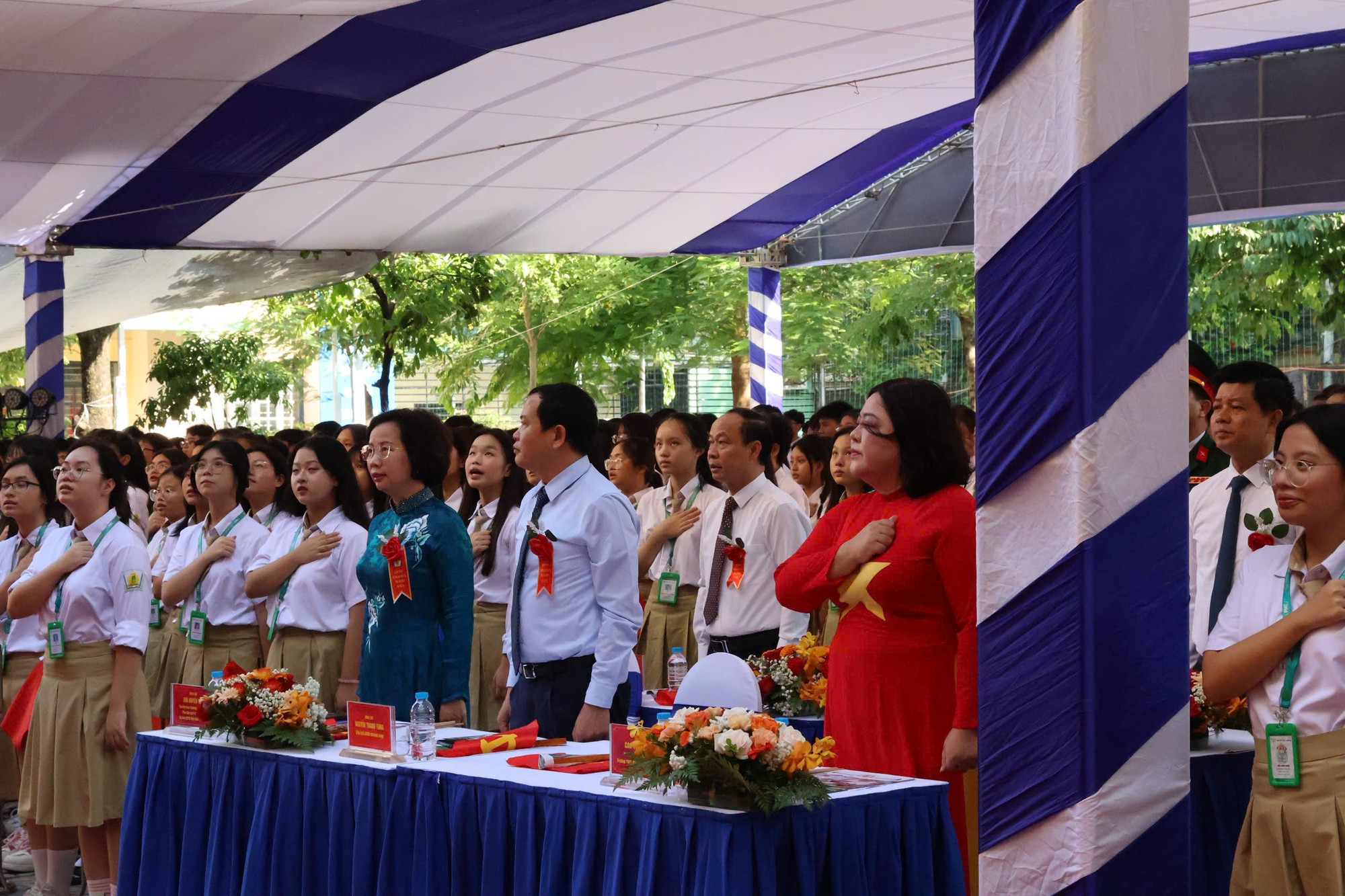 Giáo viên, học sinh, đại biểu dự lễ khai giảng tại Trường THPT Phan Huy Chú - Đống Đa (Hà Nội). 2603361a97281c764539.jpg