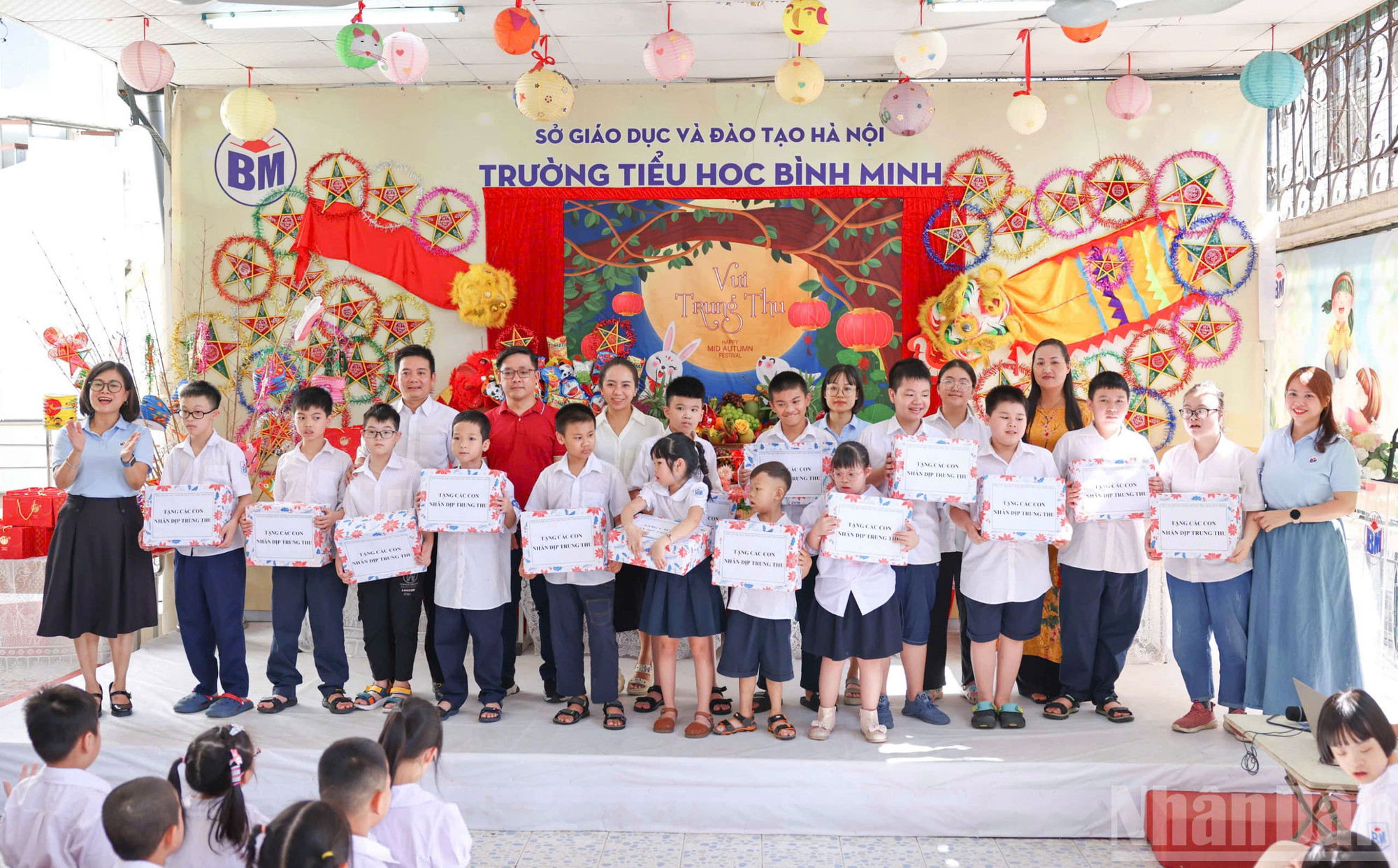 Nhà giáo Trịnh Thị Lệ Thu, Phó Hiệu trưởng Phụ trách Trường tiểu học Bình Minh, cùng các thầy cô chúc toàn thể các em học sinh một mùa Trung thu vui vẻ, ấm áp và tràn đầy yêu thương. Cô cho rằng, đối với những học sinh đặc biệt của nhà trường, mỗi bước đi của các em đều là một kỳ tích. “Thầy cô mong rằng các con sẽ luôn cảm nhận được sự yêu thương, sự đồng hành và niềm tin từ thầy cô, bạn bè và cộng đồng để mơ ước, vui chơi, học tập theo cách riêng của mình". ndo_br_44604339295602066277.jpg