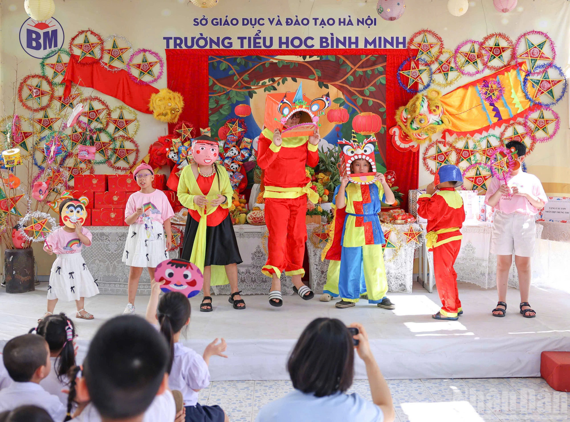 Tiết mục biểu diễn múa lân mở màn cho chương trình “Vui hội trăng rằm” của thày trò Trường tiểu học Bình Minh (Hà Nội). ndo_br_3df51f583fd7b589ecc612.jpg