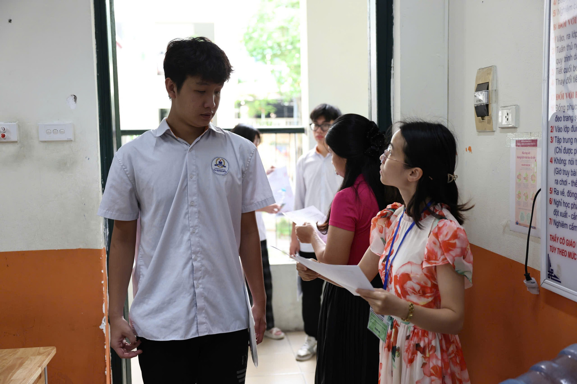 Thí sinh vào phòng thi c3c28a751fa5a8fbf1b48.jpg
