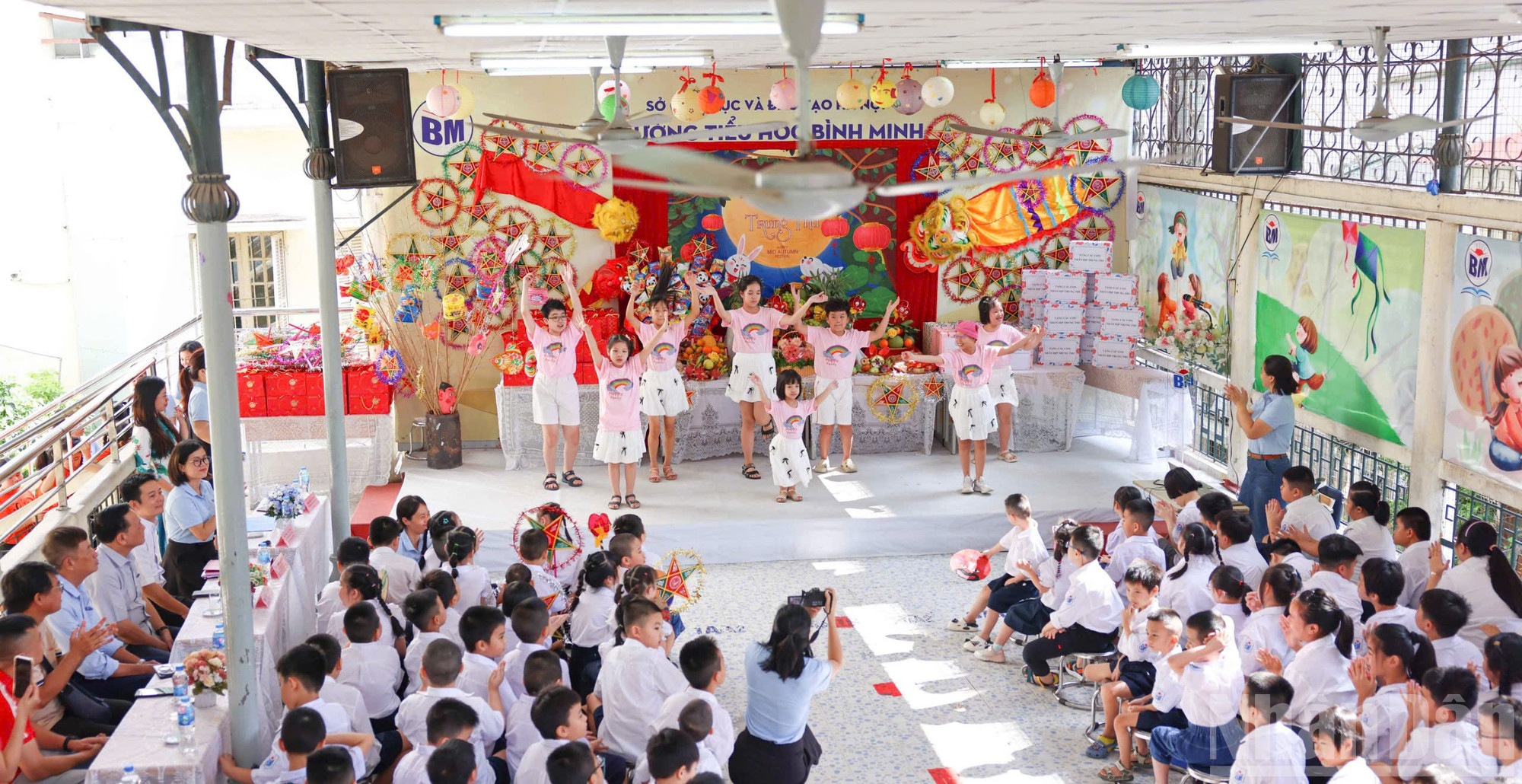 Các em được hoà mình trong những tiết mục văn nghệ rộn ràng, tươi vui, do chính học sinh nhà trường biểu diễn. ndo_br_81c5fa31dbbe51e008af3.jpg