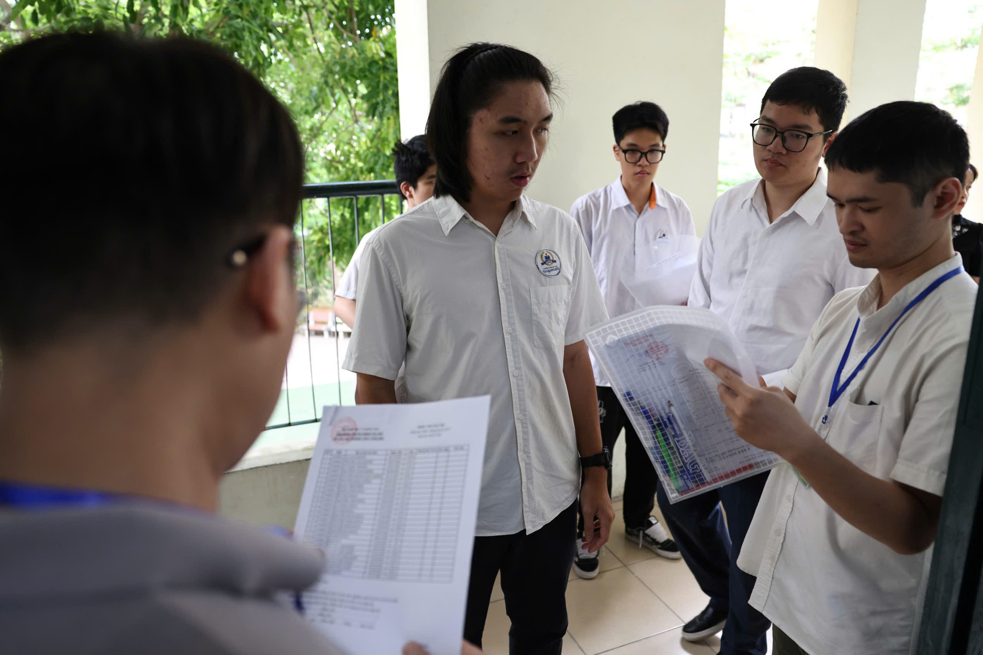 Thí sinh vào phòng thi buổi thi Ngữ văn sáng 26/6, tại Điểm thi Trường THCS Minh Khai (Hai Bà Trưng, Hà Nội) 85568d901840af1ef6516.jpg