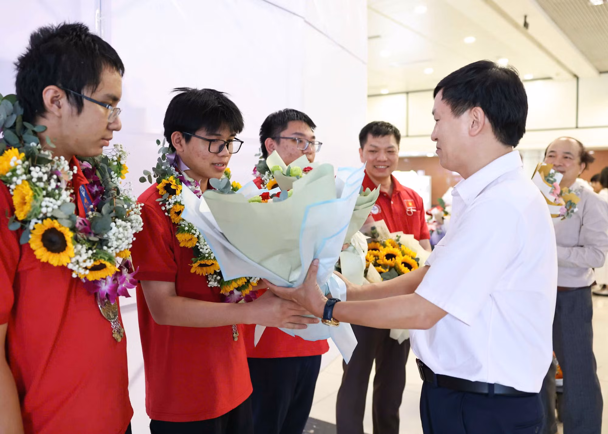 [Ảnh] Đón chào các thành viên đội tuyển Olympic Sinh học quốc tế năm 2025 về nước