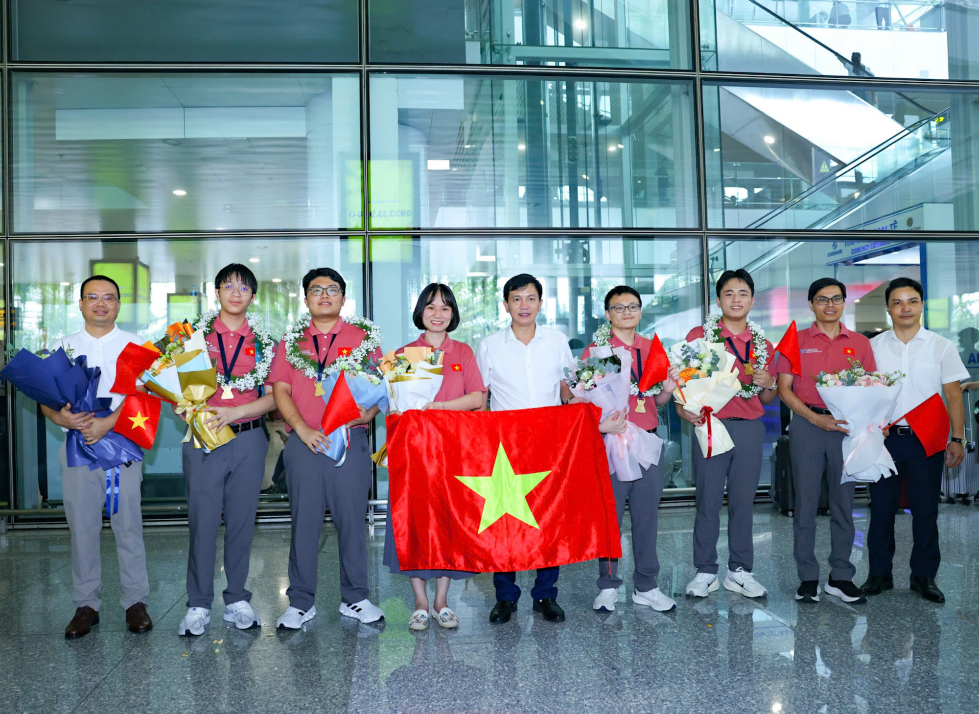Ngô Quang Minh (thứ 3 từ phải sang); Nguyễn Hoàng Khôi (thứ 4 từ phải sang); Nguyễn Mạnh Tuấn (thứ 2 từ trái sang); Giang Đức Dũng (thứ 3 từ trái sang). 749bfee7a716114848075.jpg