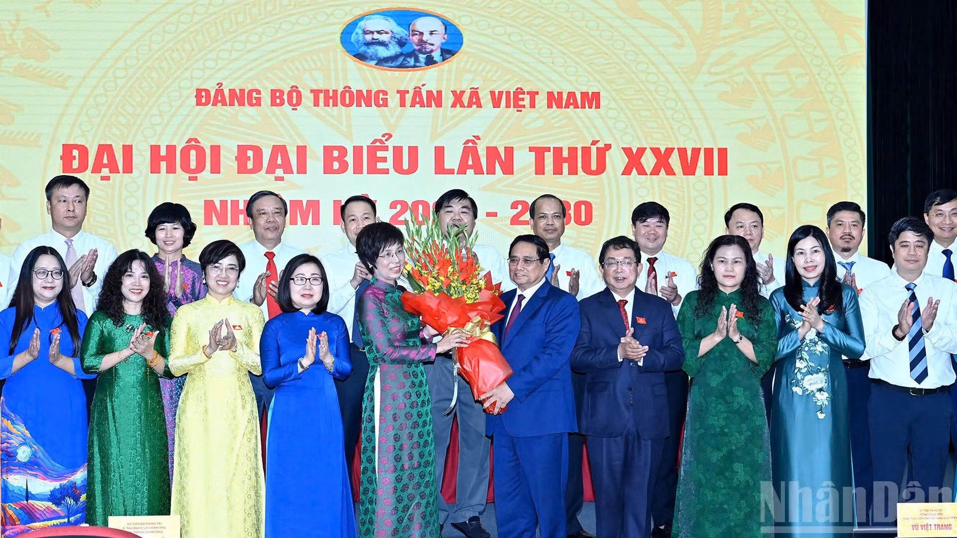 Thủ tướng Phạm Minh Chính tặng hoa chúc mừng Ban Chấp hành Đảng bộ Thông tấn xã Việt Nam, nhiệm kỳ 2025-2030.