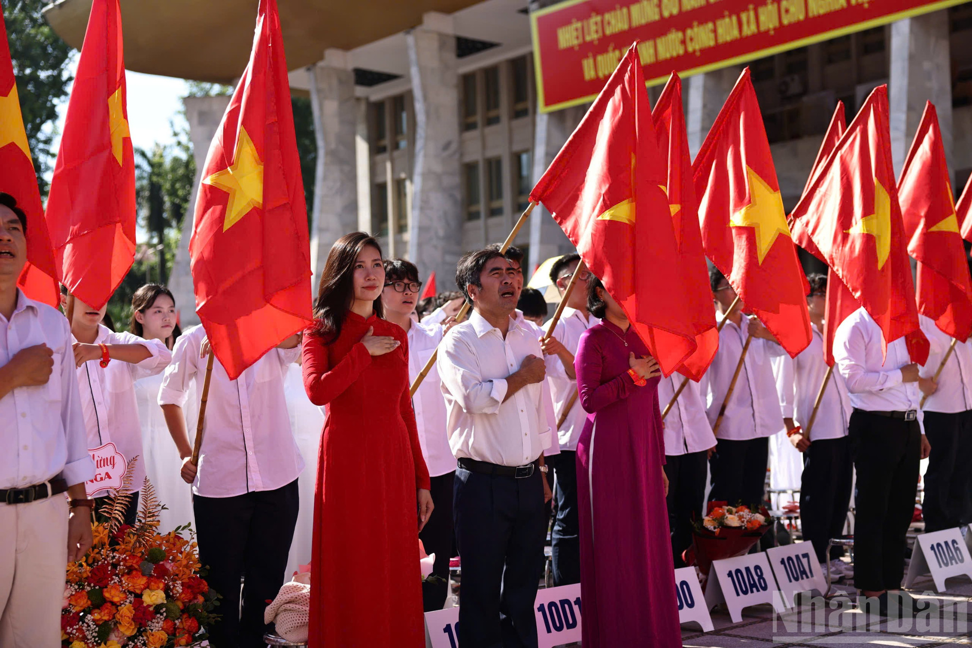 Học sinh, giáo viên Trường THPT Việt Đức trang nghiêm thực hiện nghi thức Chào cờ, hát Quốc ca trong ngày khai giảng. ndo_br_8aadc47a1b489016c9593.jpg
