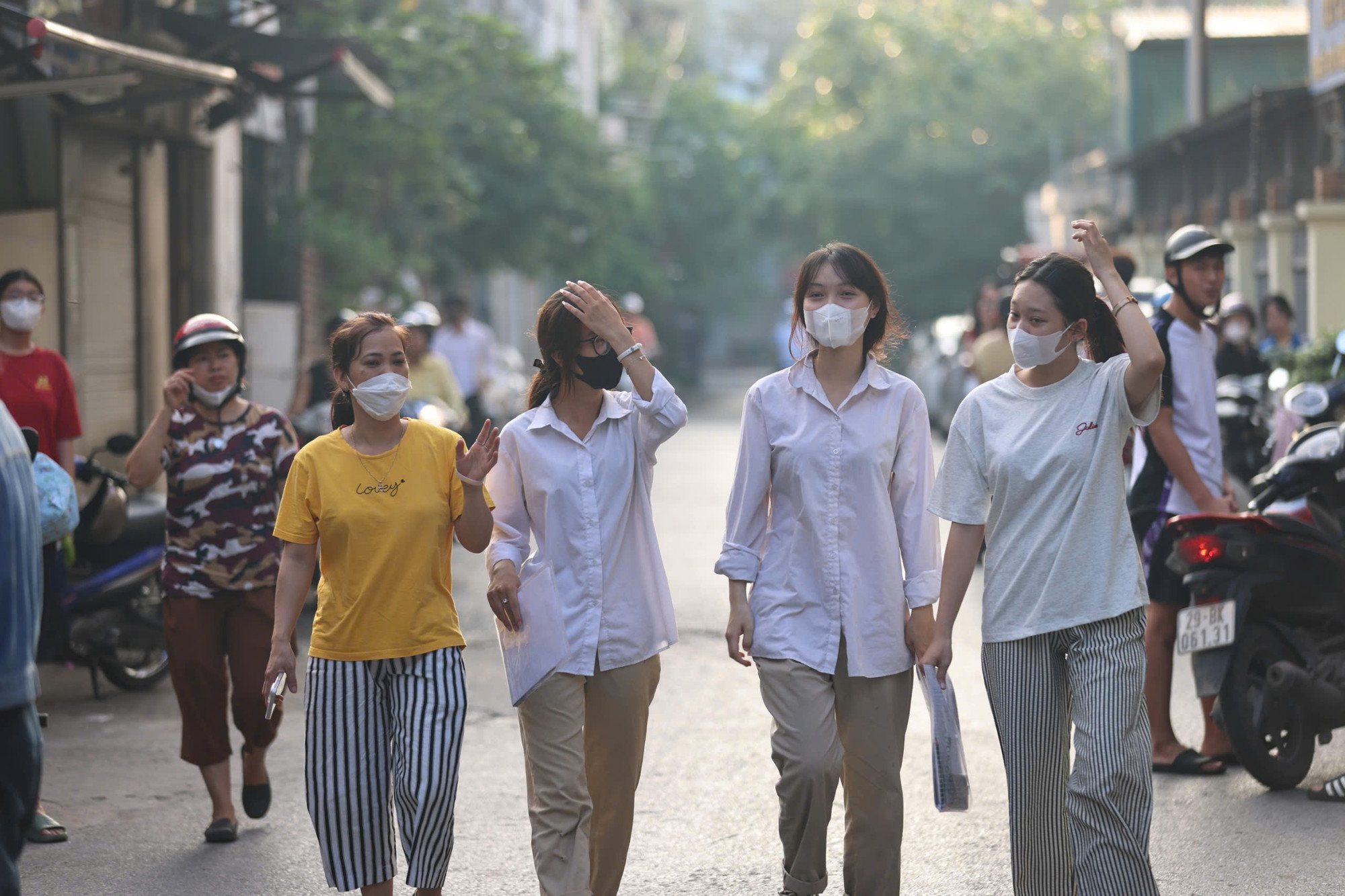 Thí sinh tới Điểm thi Kỳ thi tốt nghiệp THPT năm 2025 e81841cd111da643ff0c14.jpg