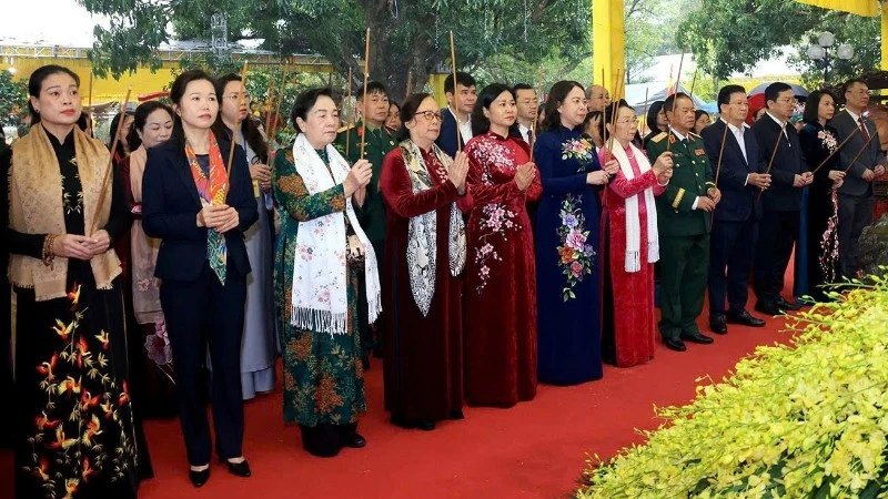 Lễ kỷ niệm 1986 năm khởi nghĩa Hai Bà Trưng: Tôn vinh tinh thần bất khuất của phụ nữ Việt