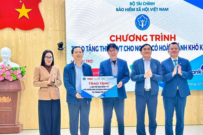 Phó Giám đốc Chu Mạnh Sinh, đại diện Bảo hiểm xã hội Việt Nam và các nhà tài trợ trao biểu trưng tặng hơn 4.000 thẻ bảo hiểm y tế cho bà con có hoàn cảnh khó khăn ở thành phố Huế. (Ảnh VSS)