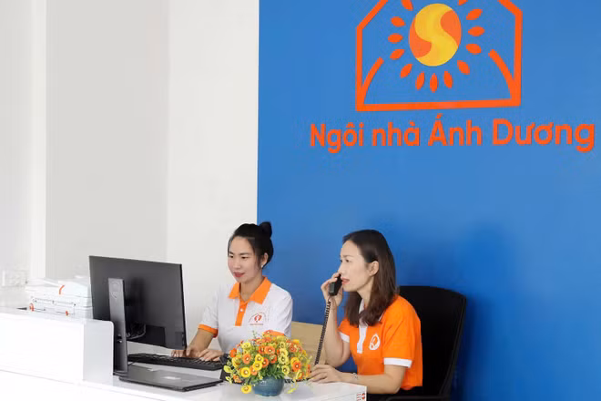 Cán bộ công tác xã hội của Ngôi nhà Ánh Dương tại tỉnh Hòa Bình (cũ) trực điện thoại tư vấn, hỗ trợ phụ nữ và trẻ em gái bị bạo lực trên cơ sở giới. (Ảnh UNFPA)