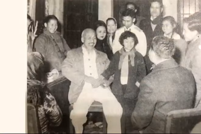Bác Hồ đến thăm gia đình ông Bùi Hưng Gia (ngồi). Bên trái Bác Hồ là bà Bùi Tuệ Tâm, người mặc quân phục sau lưng là ông Bùi Quang Rực, sau lưng Bác Hồ là bà Bùi Bích Từ. (Ảnh tư liệu)