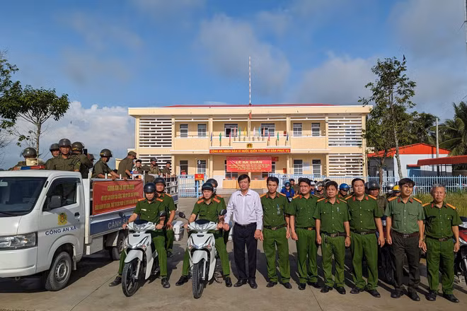 Công an xã Mỹ Hương ra quân trấn áp tội phạm.