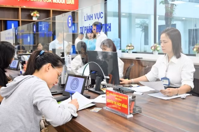 Cán bộ làm việc tại Trung tâm Phục vụ hành chính công phường Đống Đa, Hà Nội. (Ảnh THẾ ĐẠI)