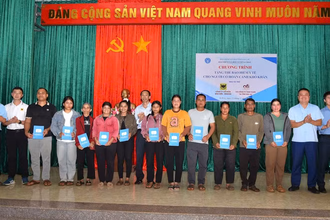 Trao tặng 1.000 thẻ bảo hiểm y tế cho người có hoàn cảnh khó khăn ở xã Ia Krái, tỉnh Gia Lai. (Ảnh BTC)