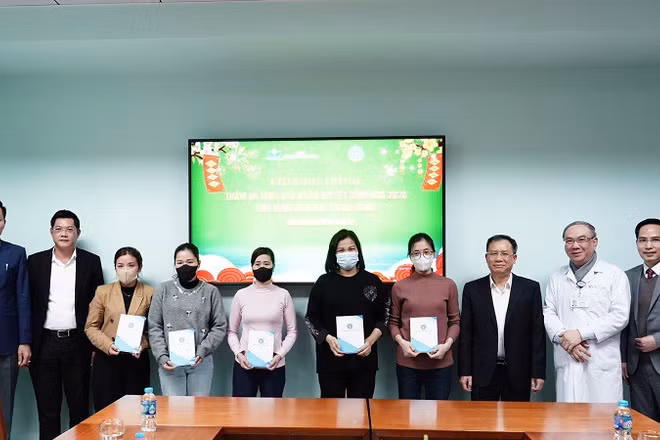 Giám đốc Lê Hùng Sơn tặng quà đại diện bệnh nhân bảo hiểm y tế có hoàn cảnh khó khăn. (Ảnh VSS)
