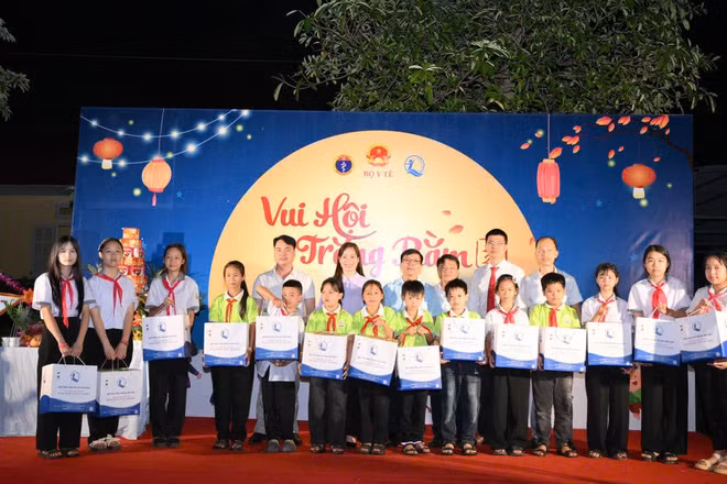 Trao quà cho trẻ em tại chương trình. (Ảnh NFVC) 