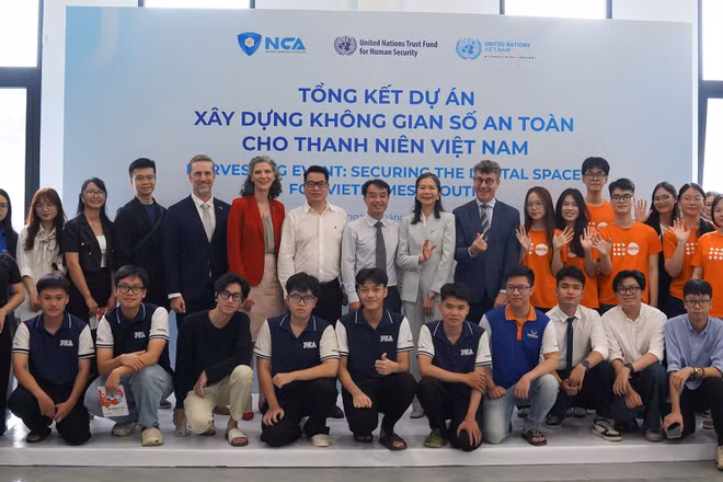 Các đại biểu tại lễ tổng kết dự án “Xây dựng không gian số an toàn cho thanh niên Việt Nam”. (Ảnh BTC)