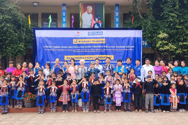 Các đại biểu tại lễ khánh thành khu bán trú của tại Trường Phổ thông dân tộc bán trú-Tiểu học Phăng Sô Lin. (Ảnh: Plan International Việt Nam)