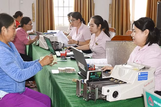 Giải ngân vốn vay cho hộ mới thoát nghèo tại Chi nhánh Ngân hàng Chính sách xã hội tỉnh Đắk Lắk. (Ảnh VPSP) 