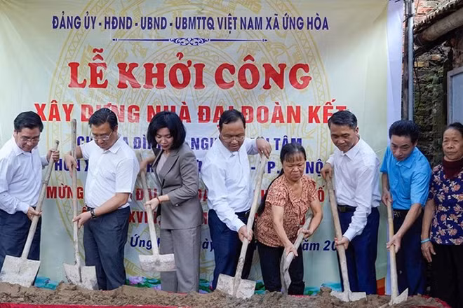 Khởi công xây dựng nhà “Đại đoàn kết” cho hộ có hoàn cảnh khó khăn ở thôn Xuân Tình, xã Ứng Hòa, Hà Nội, tháng 10/2025 (Ảnh Mặt trận Tổ quốc Hà Nội) 