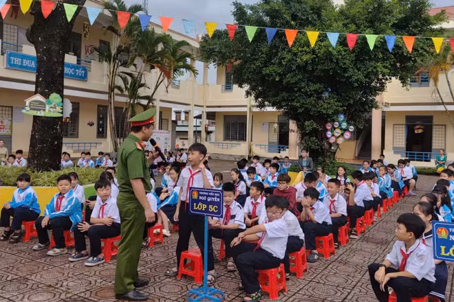 Công an phường Kon Tum thường xuyên tổ chức tuyên truyền, phổ biến pháp luật cho học sinh.