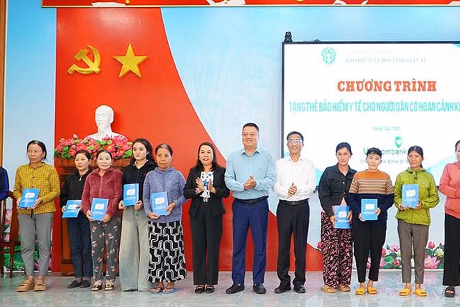 Tặng 1.000 thẻ bảo hiểm y tế cho người dân có hoàn cảnh khó khăn trên địa bàn quản lý của Bảo hiểm xã hội cơ sở Hoài Nhơn, Gia Lai. (Ảnh: BTC)